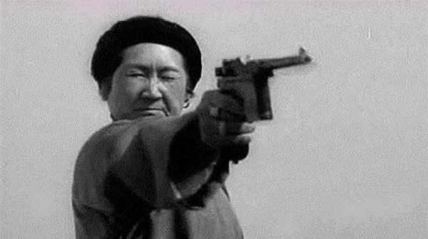 老太隐居深山35年，死后孙子在遗物里发现一破纸，揭开其真实身份