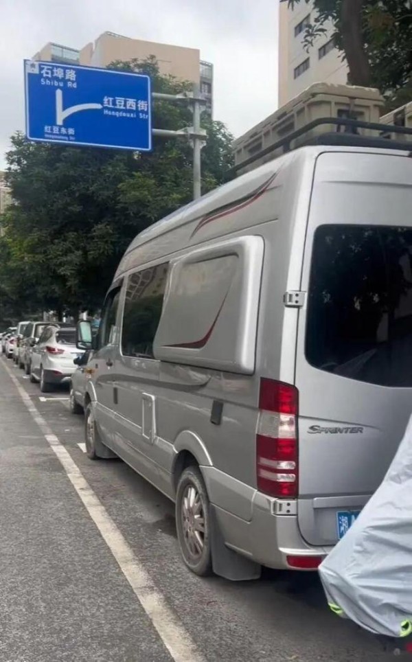 百万元房车不上锁 车主：想玩自取