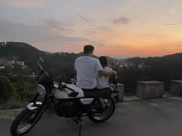 莫先生和女儿在房车旅游路上