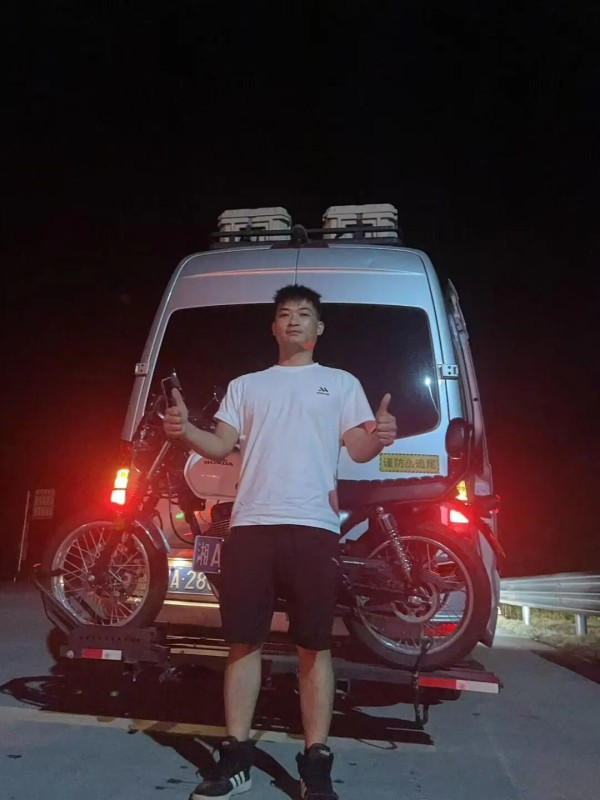 莫先生开着郭先生的房车旅游