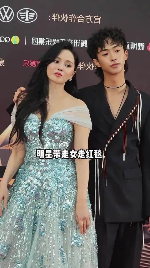 同是明星带子女走红毯？伊能静恩利好有爱，李湘王诗龄如复制粘贴