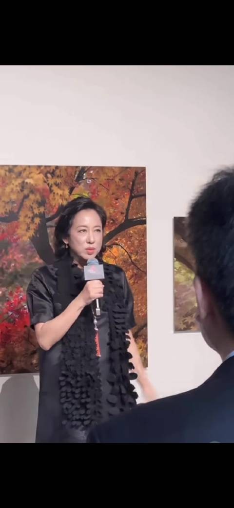 郭晶晶婆婆朱玲玲上海开摄影展，67岁状态好气质高雅，老公罗康瑞支持陪同！