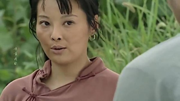嫂子只是看了堂弟一眼，没想到发生了惊人的一幕 ！