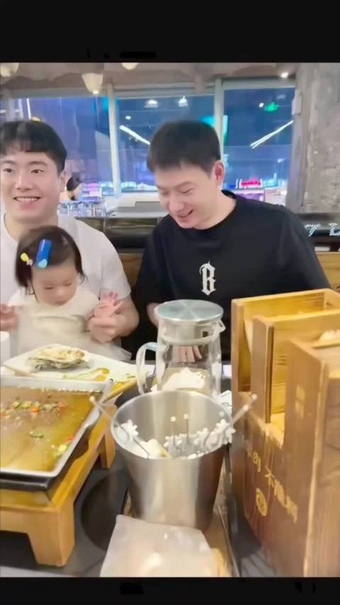 梁靖崑抱周雨女儿出镜表情宠溺