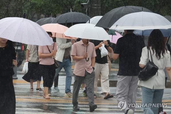 폭우에 발걸음 재촉하는 시민들