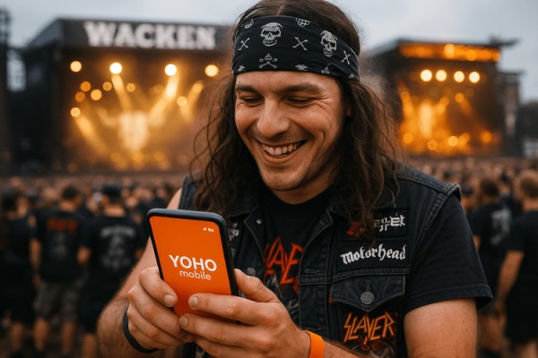 一位金属乐迷在2025年Wacken音乐节上成功使用Yoho Mobile eSIM手机。