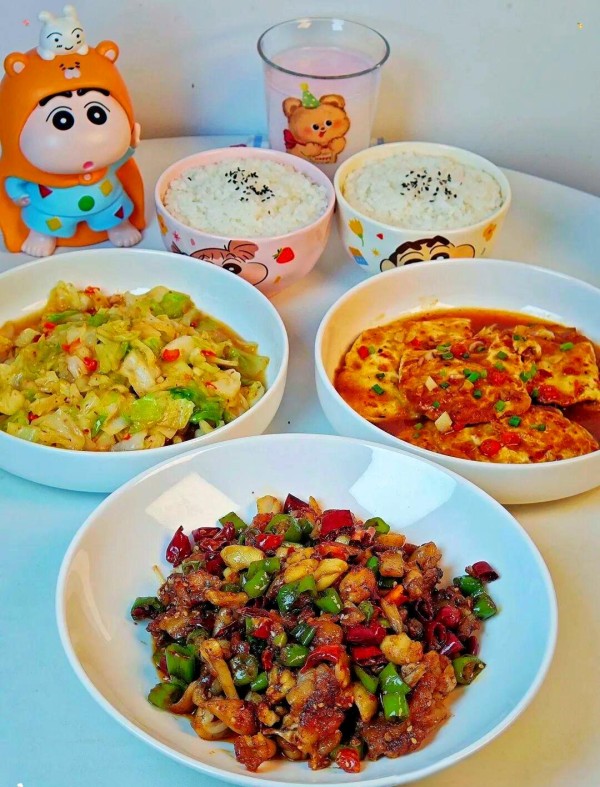 小厨房里的温馨三餐：探索美食的乐趣