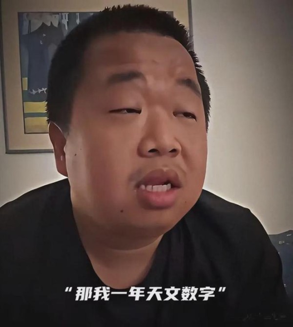 蓝战非自曝收入上热搜，但凡用点心都不止九位数，收入有多离谱？