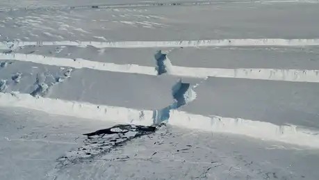 Des canyons de glace ondulants délimitent les bords du nouvel iceberg baptisé B-46 alors qu’il se ...