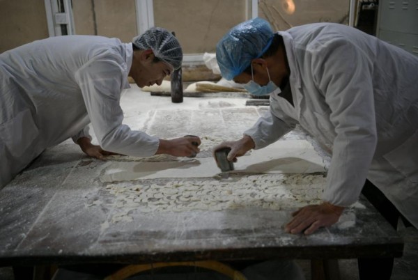 鸿泰昌糕点制作技艺传承人正在制作老式点心