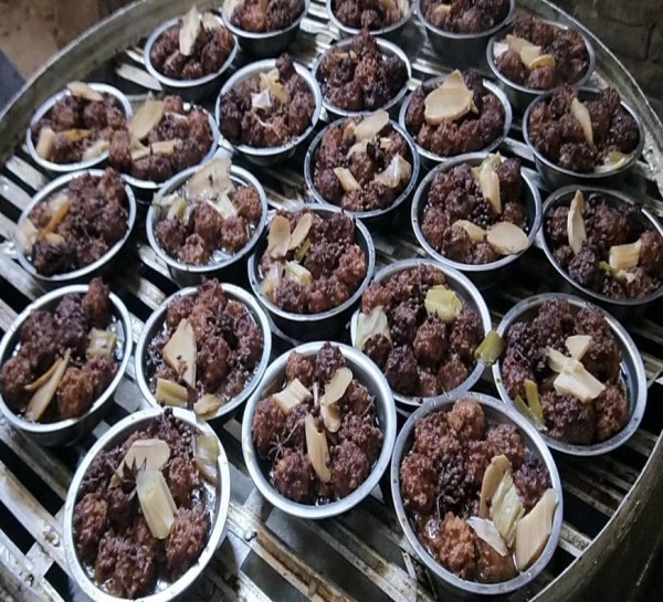 豫菜中牟老式扣碗制作技艺准备蒸制调配好的老式扣碗