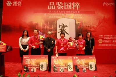  张晖（中）、余华侃（左）、朱燕（右）分获总决赛冠、亚、季军