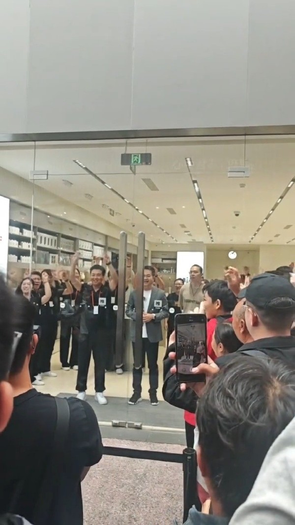今日开售 卢伟冰为首批用户交付新机