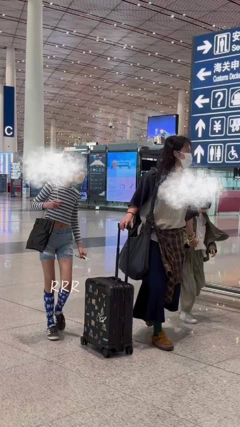 网友偶遇黄磊孙莉一家四口出国旅行，妹妹跟姐姐真的好像啊，这一家都是高颜值
