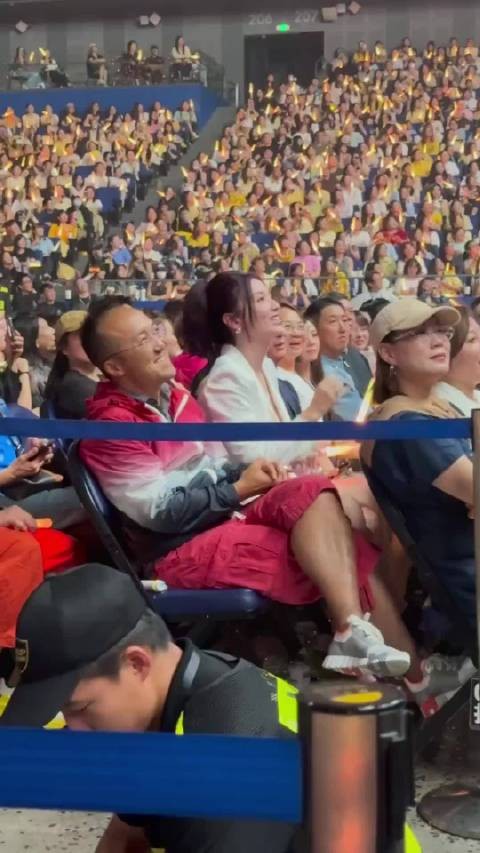 张萌和老公看刘宇宁演唱会，老公吕超是耀客传媒老板，两人结婚11年女儿7岁
