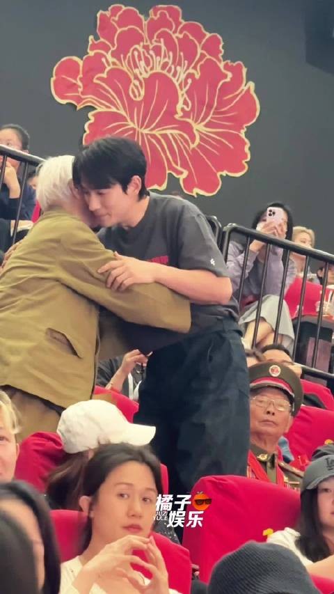 被老兵奶奶叫住拥抱的朱一龙