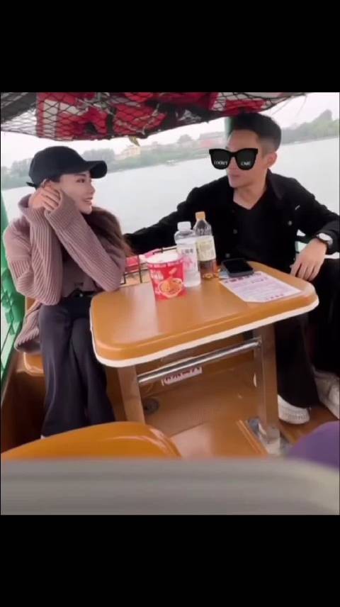 汪小菲马筱梅手牵手逛北海公园，夫妻俩吃一根烤肠，幸福的两口子！