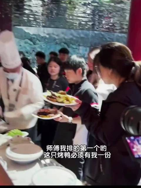 莎莎:“师傅，我排的第一个所以烤鸭必须有我一份哟”
