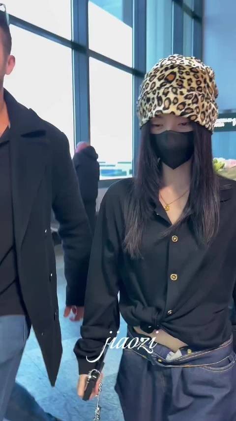 鞠婧祎米兰时装周返程，豹纹冷帽黑口罩造型酷飒