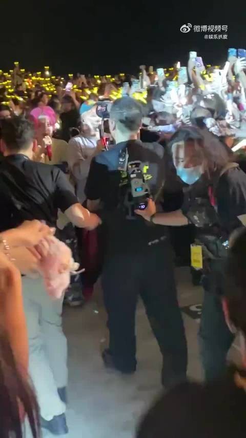 鹿晗新加坡演唱会座无虚席，海外人气获认证