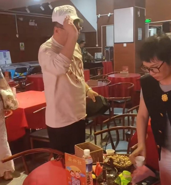 让嫂带火高兴社后，网友实地现场打卡，五十多一张票有七个人观看
