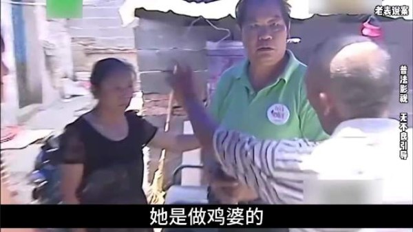 大爷大妈不一样的爱，大妈脚踩两只船，一踩踩十年