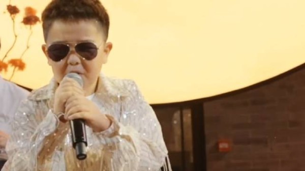 戴墨镜的朵朵 是陈思成本成 太像爸爸了