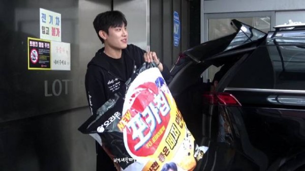 朴佑镇250928签售会下班饭拍视频曝光