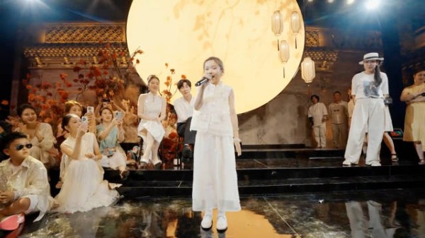 小酒窝妈妈婚礼献唱控场获赞，张维伊满眼喜爱