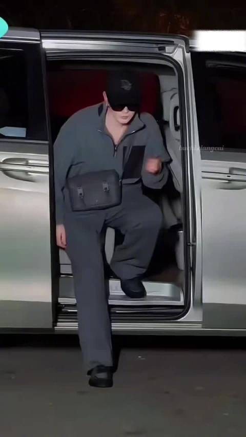 邓为出发巴黎时装周 迪奥贵公子老钱风穿搭太帅太有范了期待为为再次闪耀巴黎