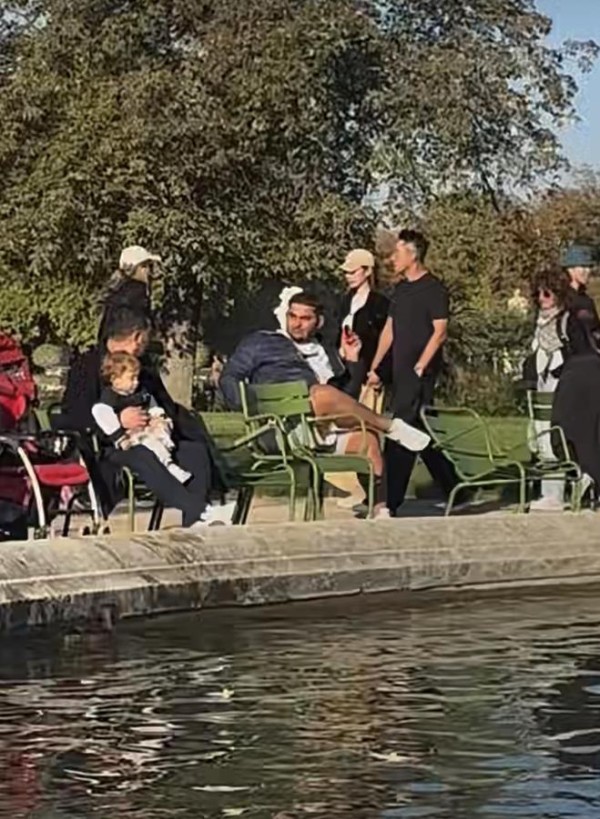 汪小菲现身巴黎被偶遇，与马筱梅牵手逛花园，夫妻俩又出国潇洒了