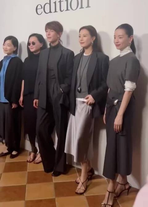 45岁高圆圆和45岁董洁同框，董洁一下显老好多，大脑门疲惫感很重！