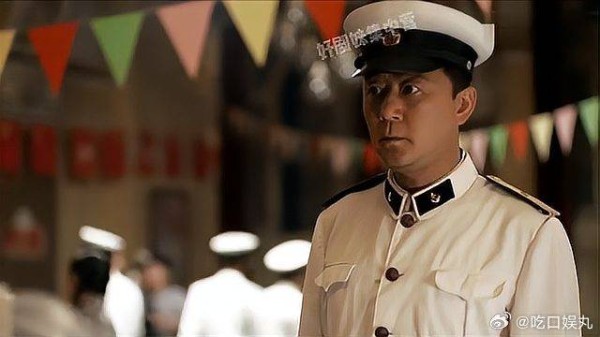 安杰脚崴了还要应付领导跳舞，下秒江德福的举动，太暖