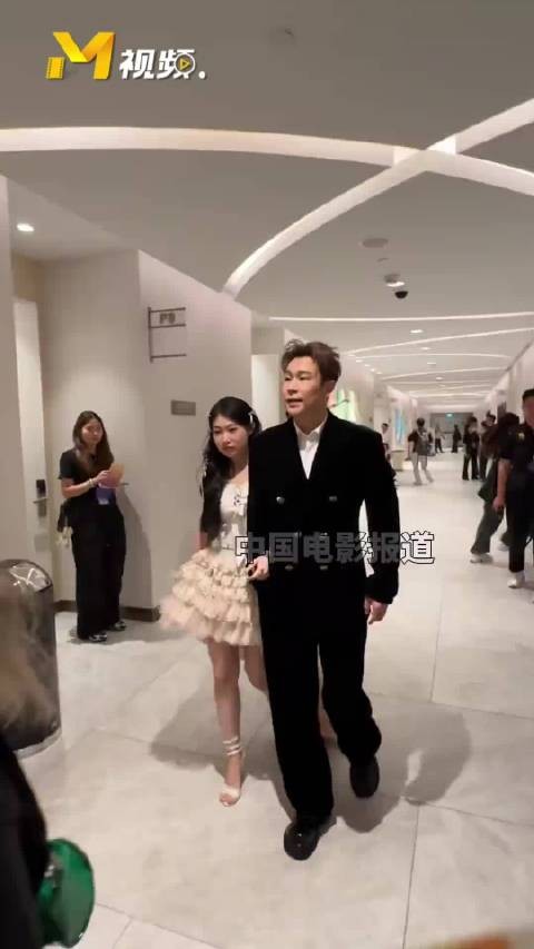 小沈阳清唱《唐人街的月》，看出来带着女儿心情很开心！