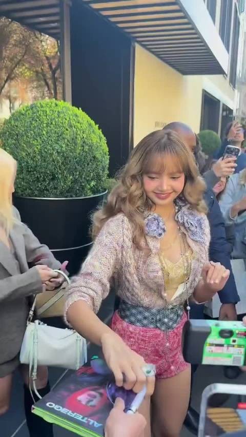 Lisa的lv大秀出发，还给粉丝朋友签名了诶