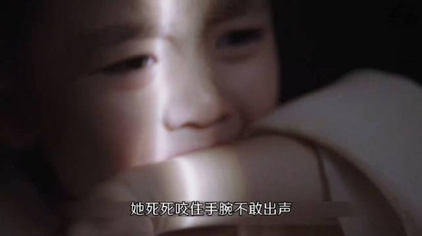 她是金枝玉叶的公主却被母亲藏在又黑又窄的柜子里