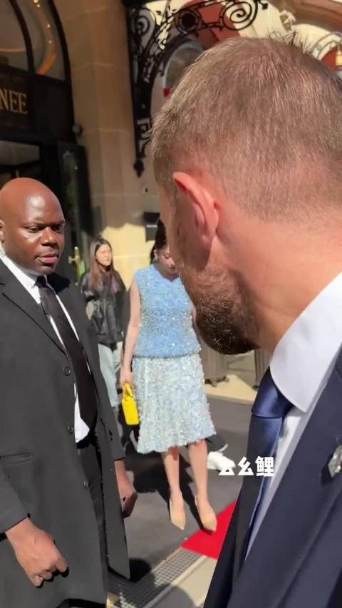 热巴出发迪奥大秀了，谁再说热巴刘海不好看的！就这个奥黛丽赫本.巴爽