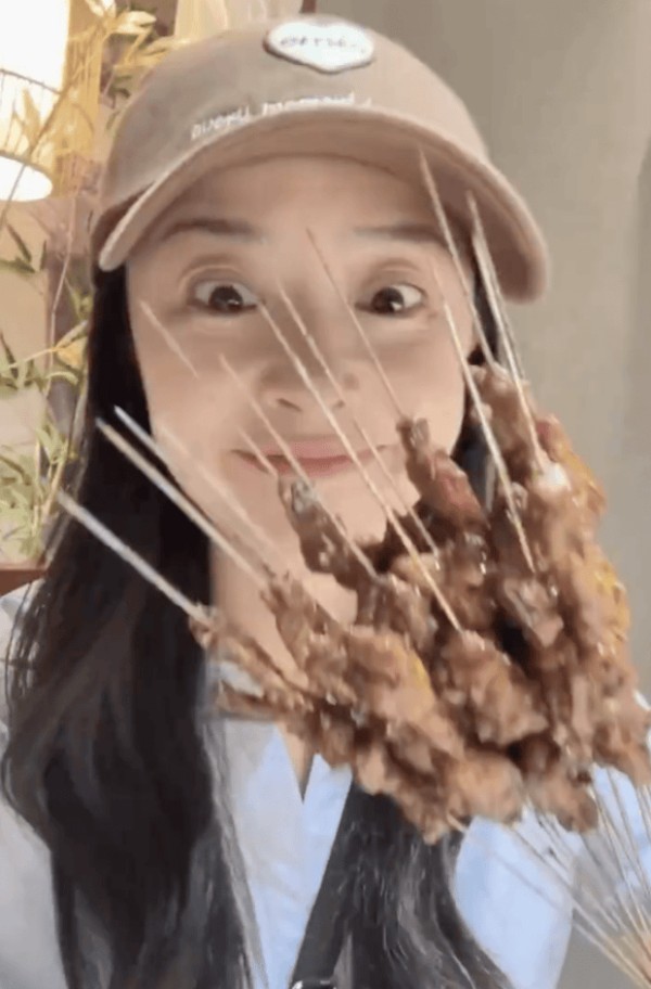 蒋欣国庆晒西安嗨吃VLOG！大口吃肉串面食超开心