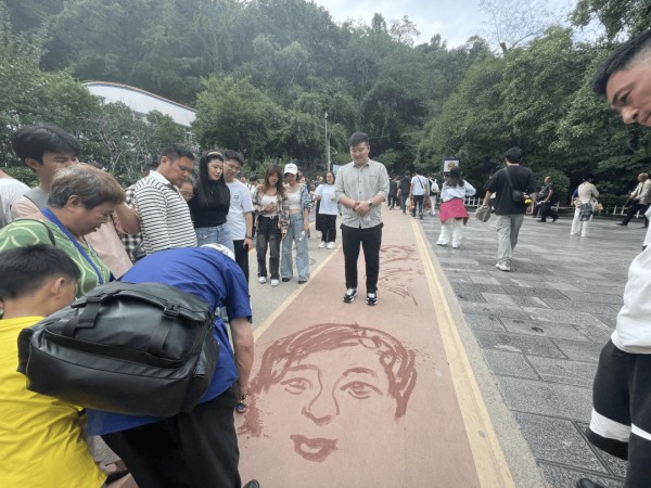 【国庆特写】地作纸，水为墨，八旬“双绝”艺匠的黔灵山国庆献礼