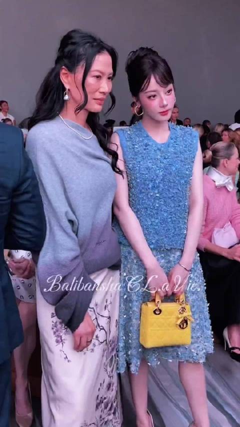 迪丽热巴和邓文迪在迪奥秀前热聊美美合影