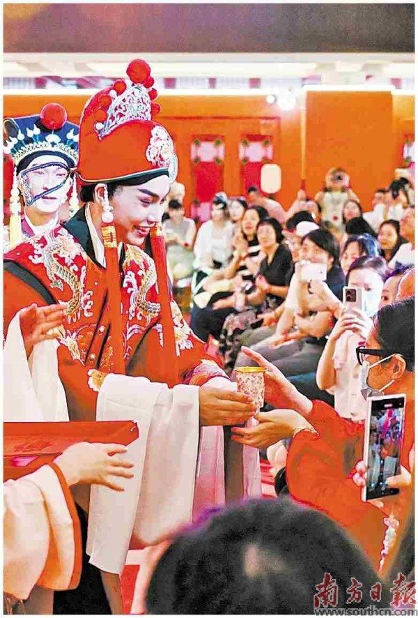 广州：看粤剧开盲盒 观众成戏中人