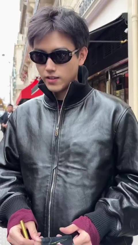 陈飞宇巴黎探店，还给粉丝签名了