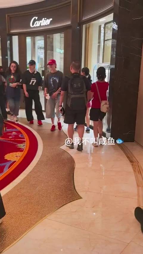 天呢 有人偶遇鹿晗，然后给鹿晗打招呼 鹿晗就这么水灵灵的回应了
