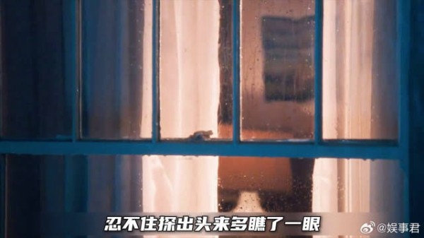 男孩偷窥漂亮少妇被发现，不料少妇竟约他上门约会！