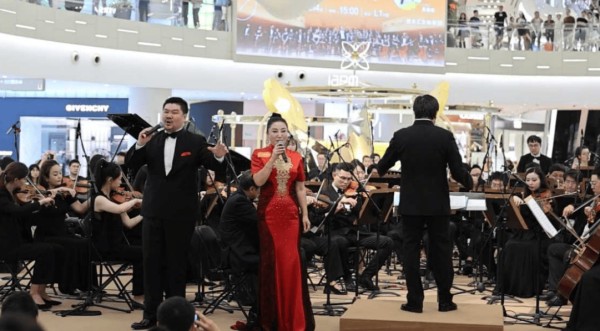 “盛世华章庆国庆交响音乐会”举行 歌唱家于浩磊吴春燕携爱乐汇交响乐团表演
