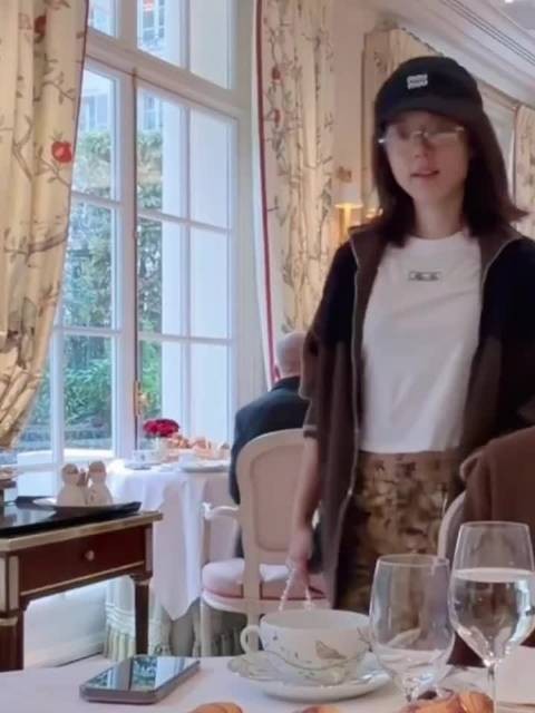 素颜赵今麦出现 无框眼镜高智感十足 期待麦麦miumiu大秀