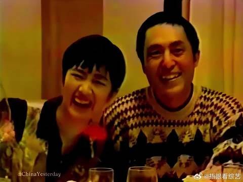 1994年张艺谋早年生活影像，小15岁巩俐贴身陪伴！生活十分潇洒