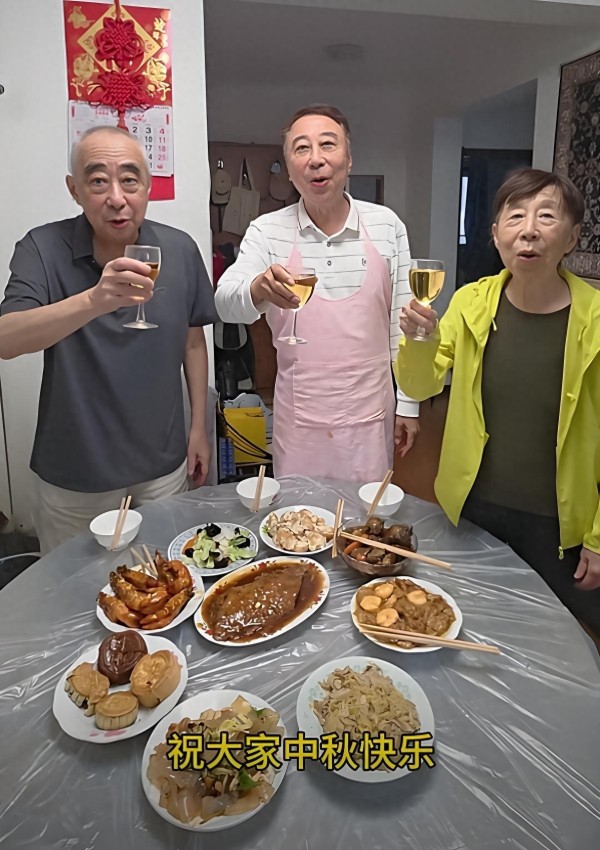 冯巩：与姐姐在大哥家过中秋节，父母不在了，兄弟姐妹感情依旧