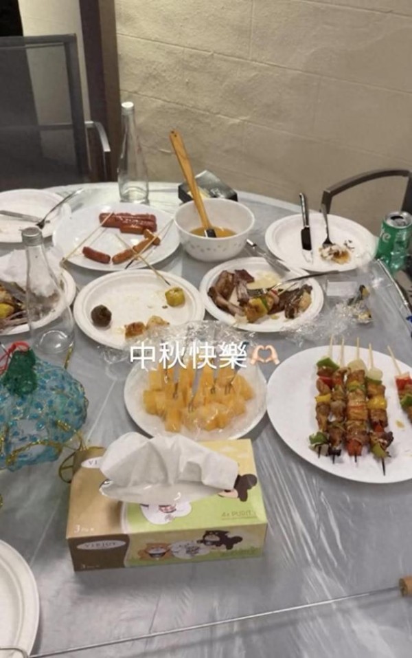 何超莲晒中秋家宴，曝光三太十亿豪宅，私家花园堪比公园