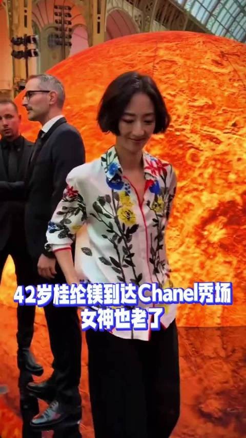 桂纶镁41岁骨相美引热议,贴头皮盘发展文艺气质